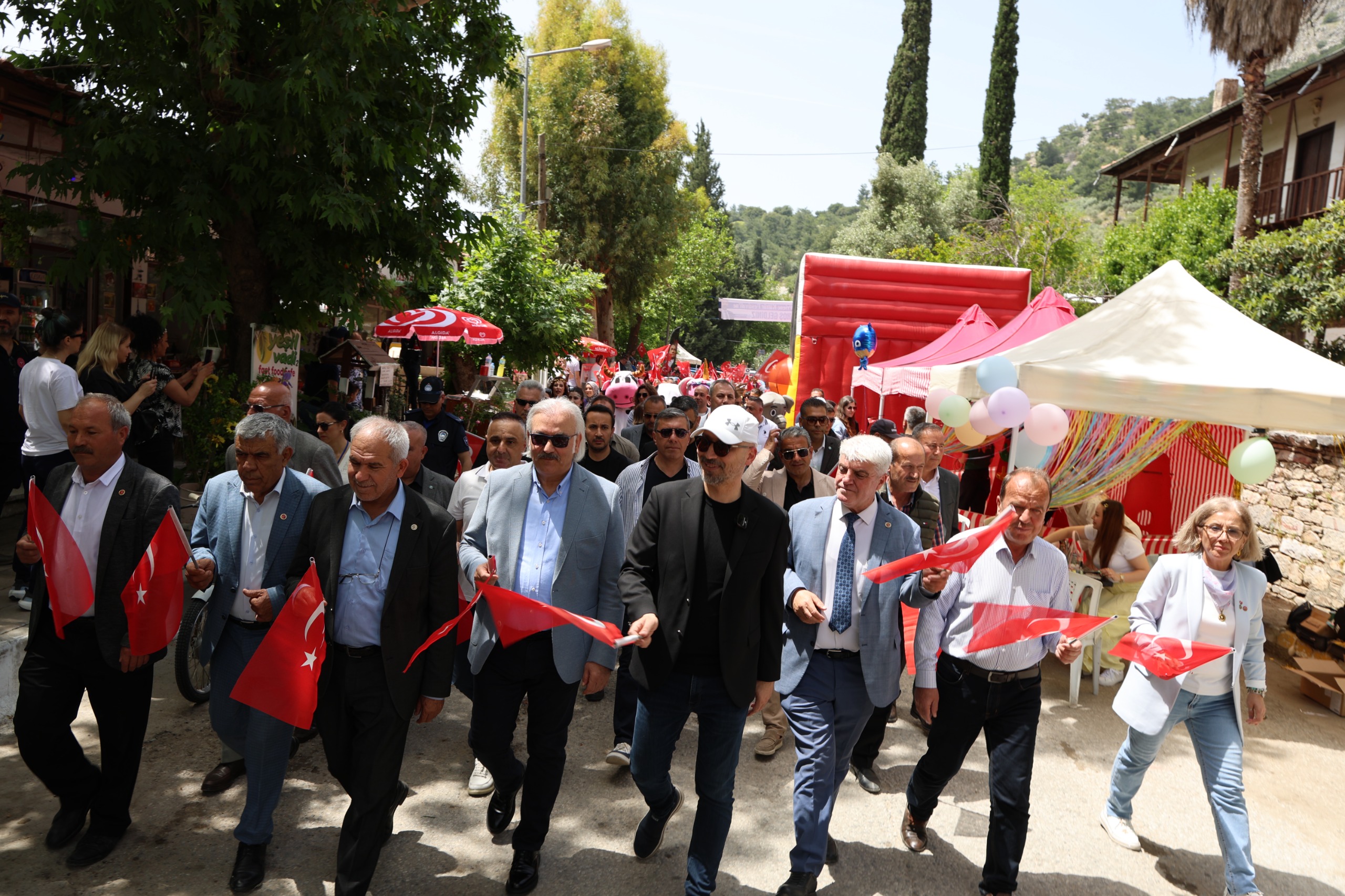 Güllübahçe’de Festival Coşkusu Başladı; 2. Priene Kültür Festivali renkli görüntülerle kapılarını açtı
