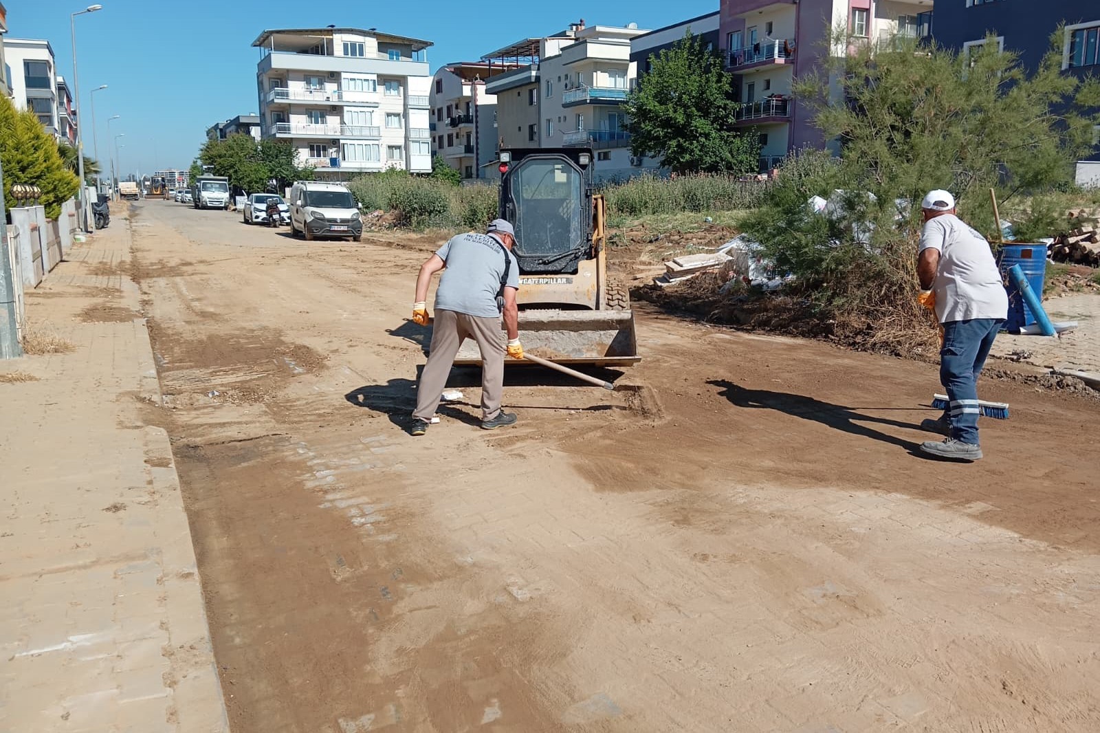 EFELER BELEDİYESİ’NDEN ANINDA MÜDAHALE: ÇAMUR DERYASINA DÖNEN SOKAK HIZLA TEMİZLENDİ