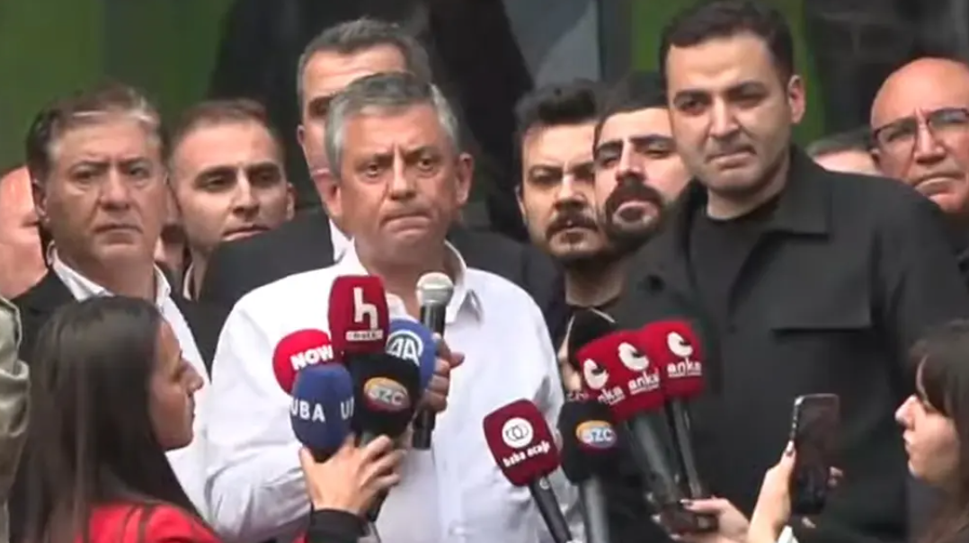 CHP Genel Merkezi’nde Gergin Saatler: Özgür Özel Meclis’e Yürüyor
