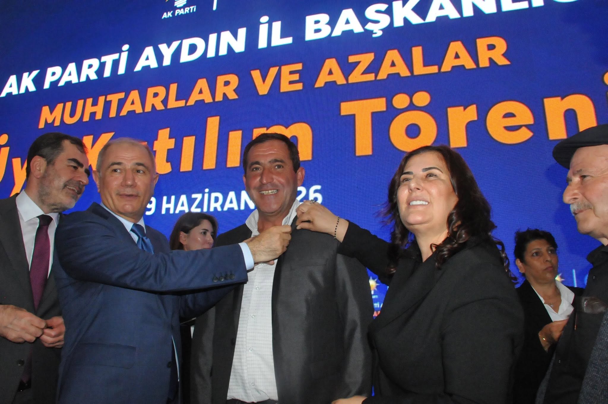 MUHTAR VE AZALARDAN AK PARTİ’YE YOĞUN KATILIM: EFELER’DE 1010 KİŞİYE ROZET TAKILDI