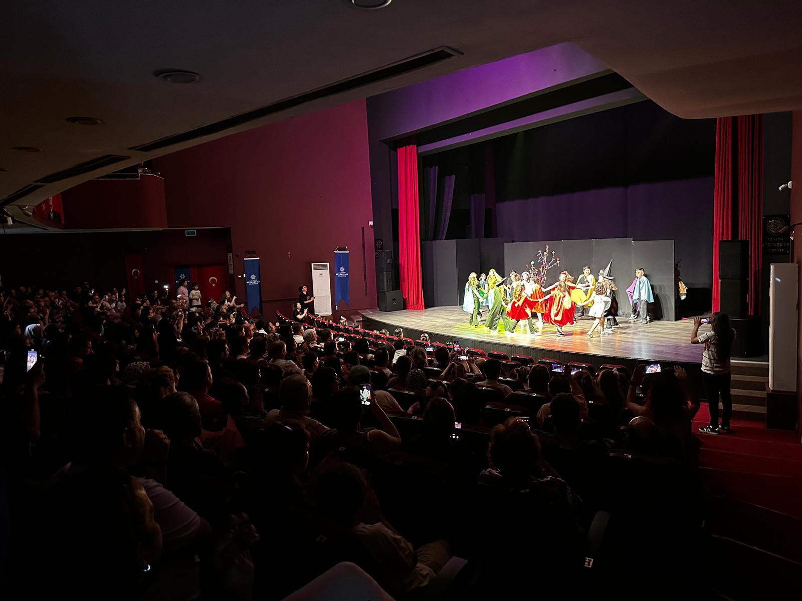 BAŞKAN ÇERÇİOĞLU’NUN BAŞLATTIĞI YARATICI DRAMA ATÖLYESİ’NİN MİNİK ÖĞRENCİLERİNDEN MUHTEŞEM GÖSTERİ
