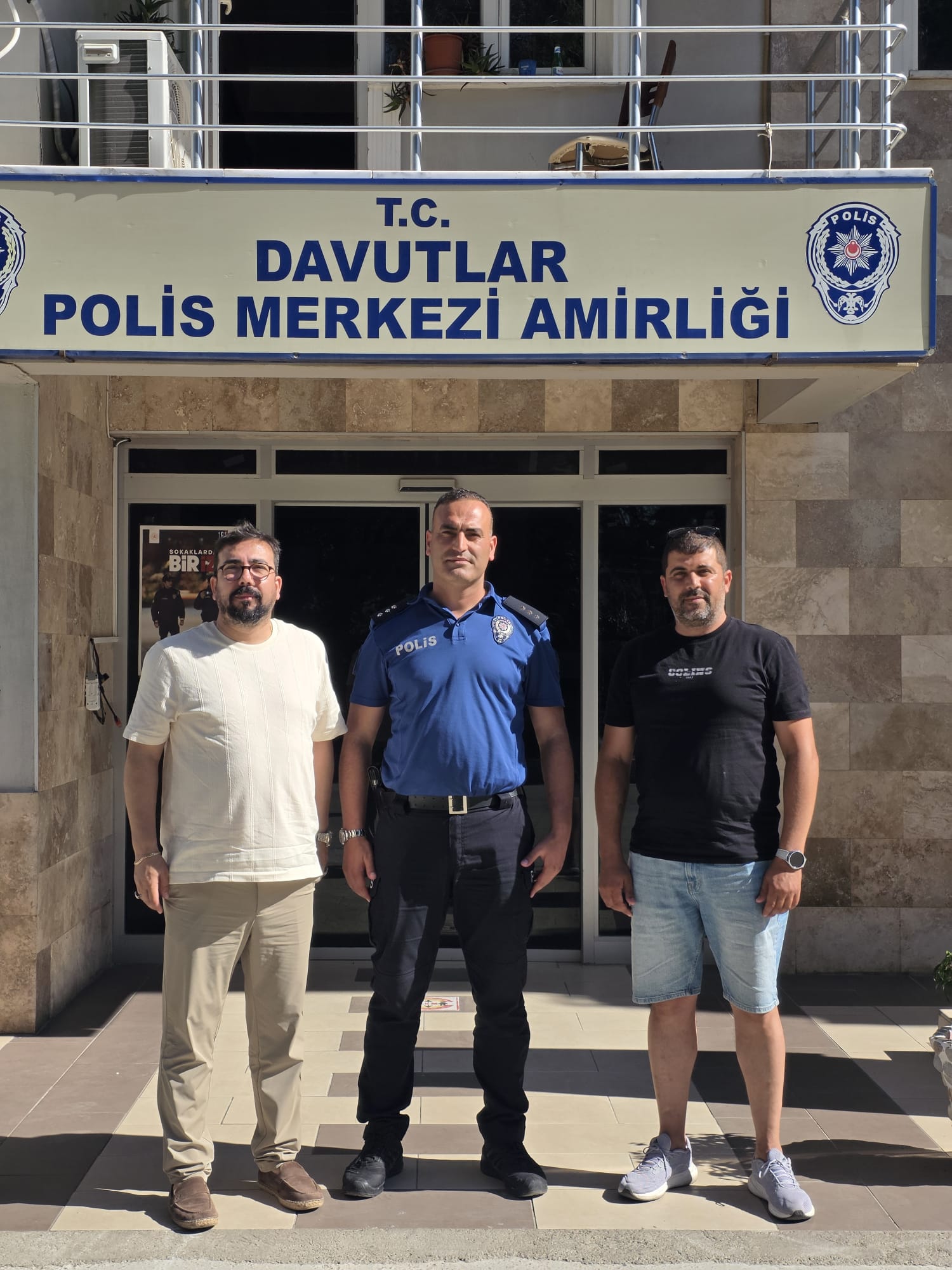 DAVUTLAR SEVGİ PLAJI SU ÜRÜNLERİ KOOPERATİFİ’NDEN YENİ KARAKOL AMİRİNE HAYIRLI OLSUN ZİYARETİ