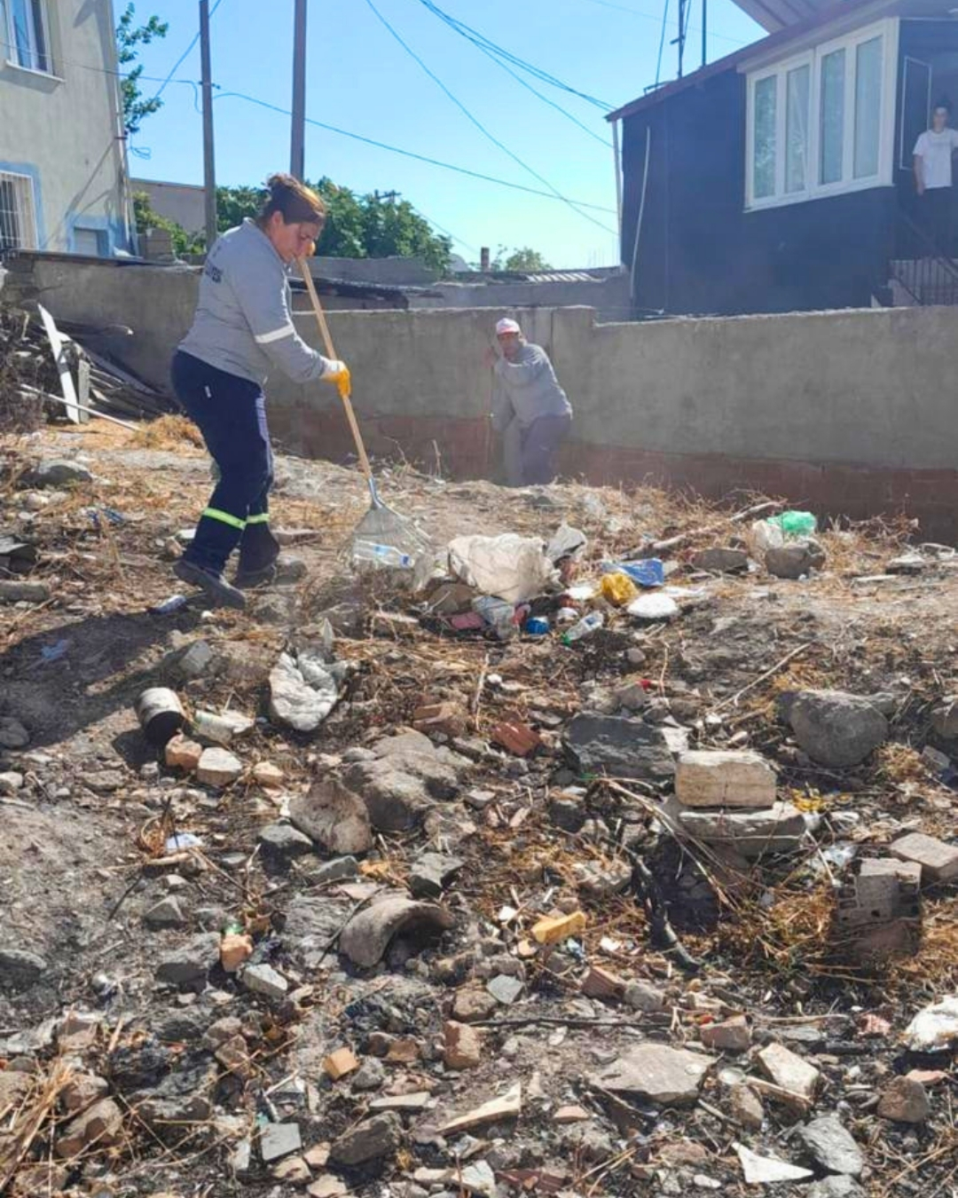 Söke Belediyesi mevsimsel ot biçme ve temizlik çalışmalarını aralıksız sürdürüyor