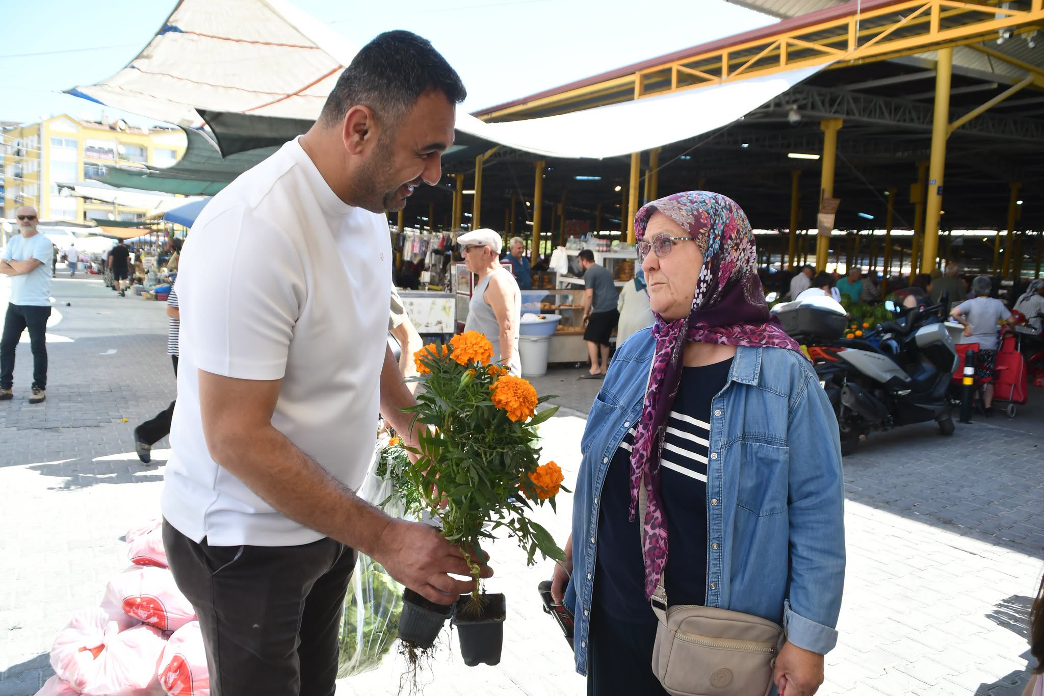 SÖKE BELEDİYESİ’NDEN VATANDAŞLARA ÇİÇEK SÜRPRİZİ