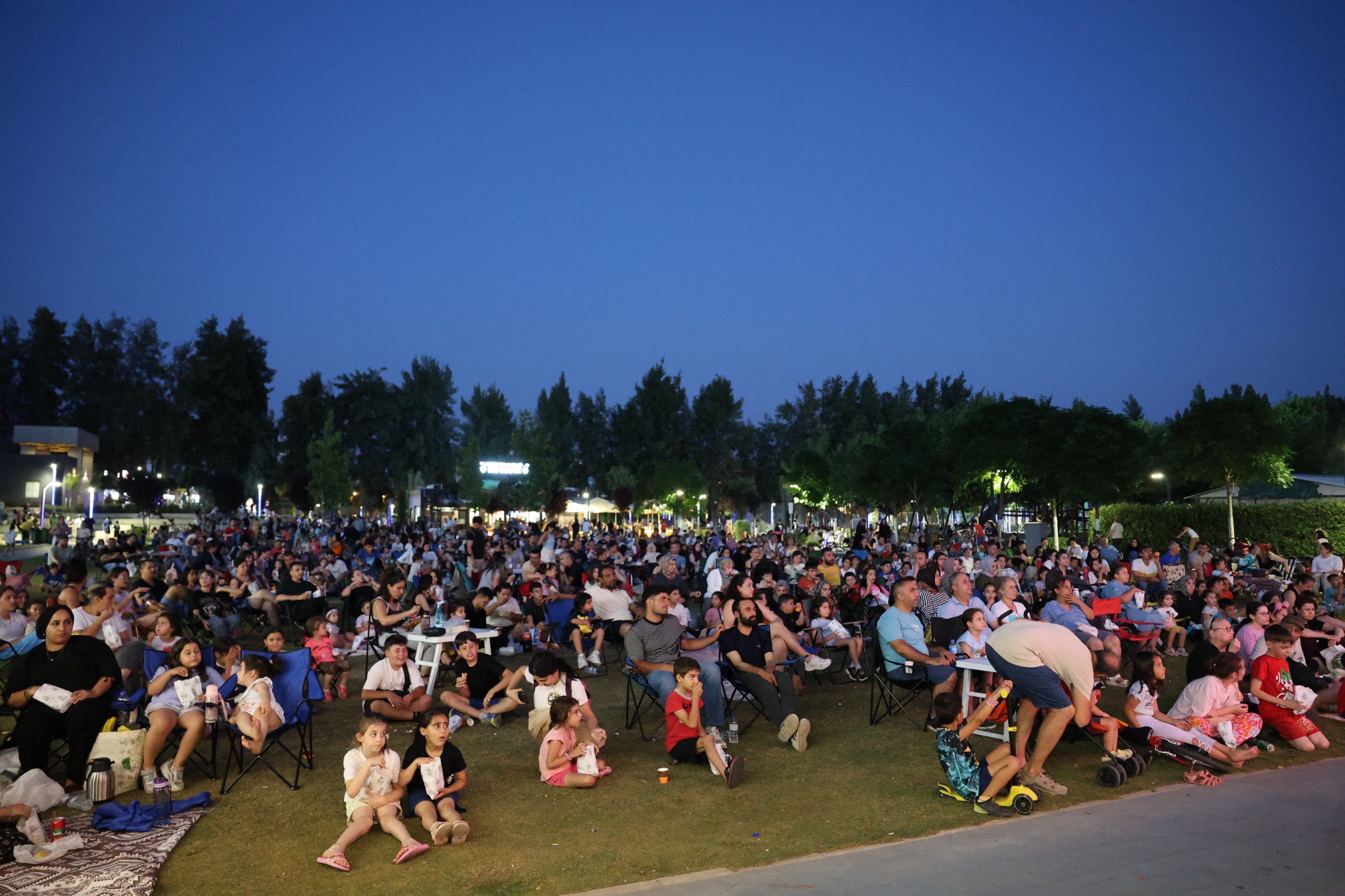 BAŞKAN ÇERÇİOĞLU’NUN AYDIN’A KAZANDIRDIĞI TEKSTİL PARK VE MİMAR SİNAN PARK’TA AÇIK HAVA SİNEMASI
