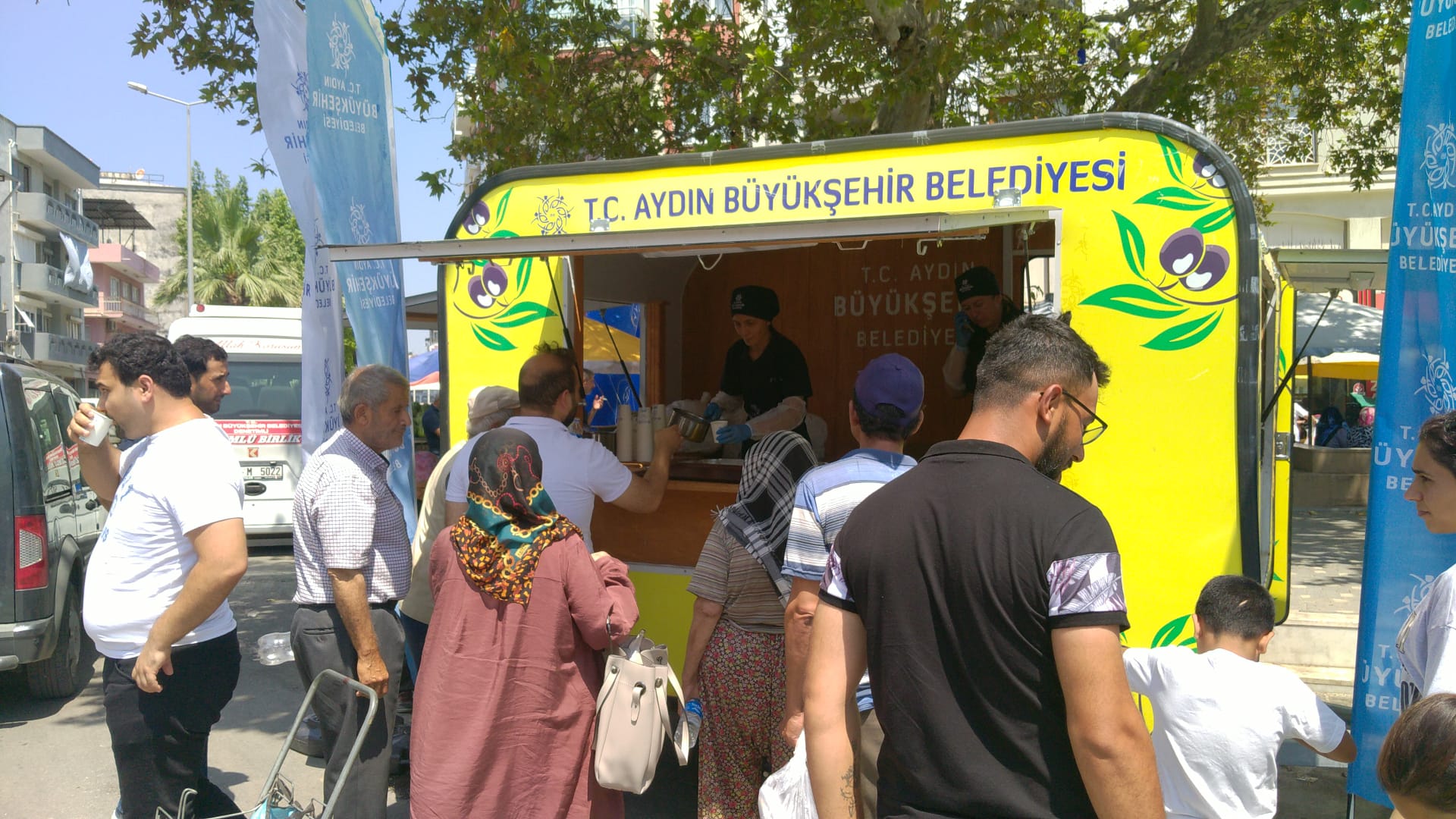 Başkan Çerçioğlu’ndan Pazarcı Esnafları ve Vatandaşlara Limonata İkramı