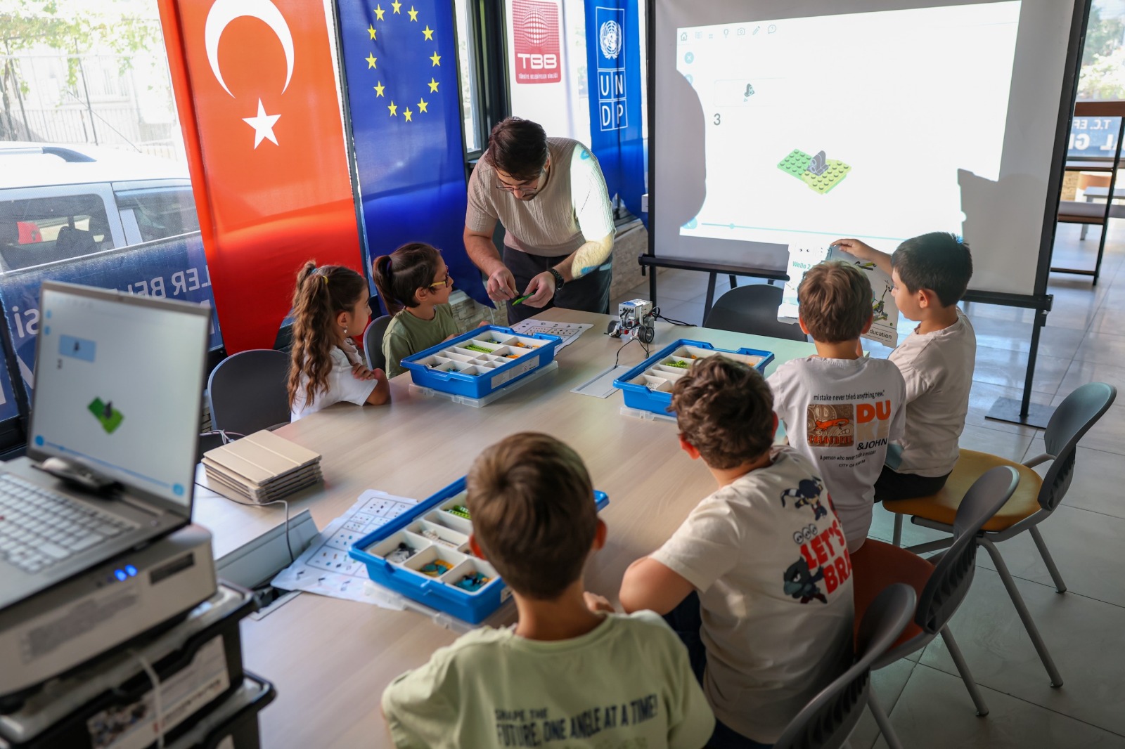 EFELER’DE GELECEĞİN YAZILIMCILARI YETİŞİYOR: DİJİTAL GENÇLİK MERKEZİ’NDE ROBOTİK KODLAMA RÜZGARI