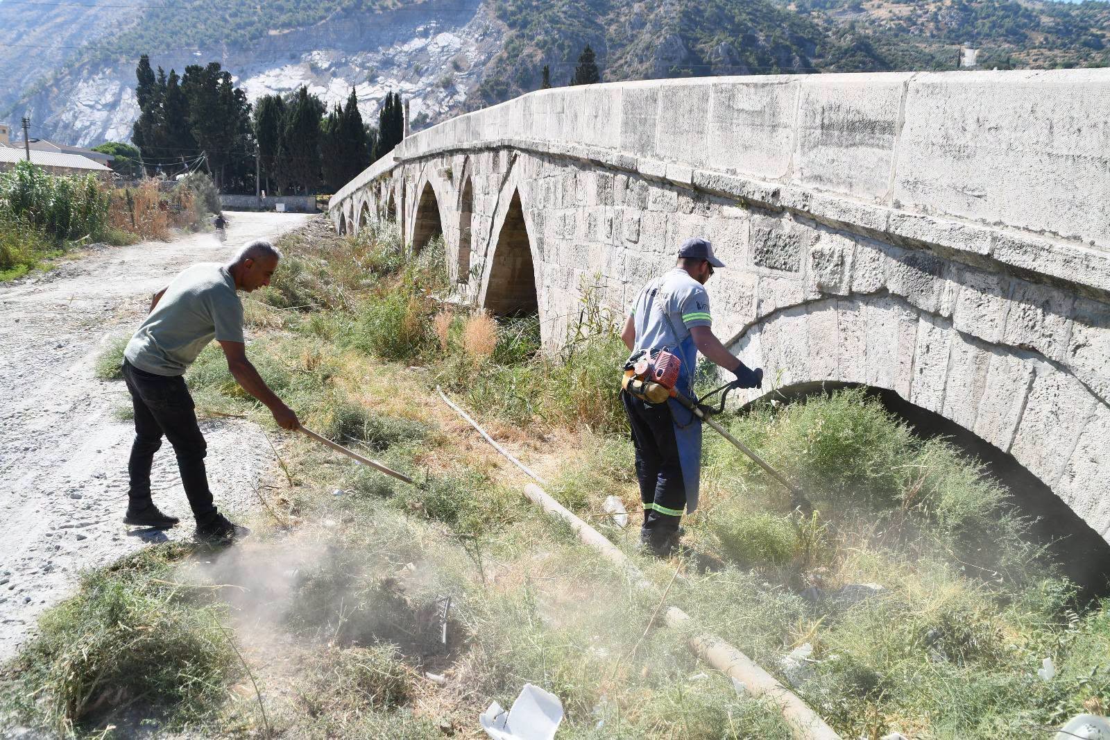 Söke’nin tarihi köprüsünde kapsamlı temizlik
