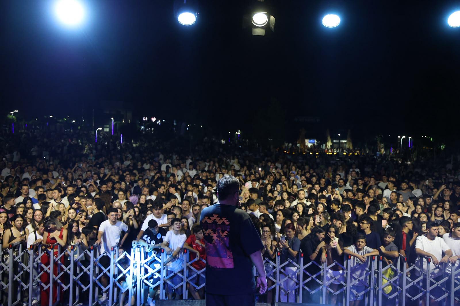 BAŞKAN ÇERÇİOĞLU’NDAN MİMAR SİNAN PARKI’NDA MÜZİK DOLU YAZ AKŞAMI
