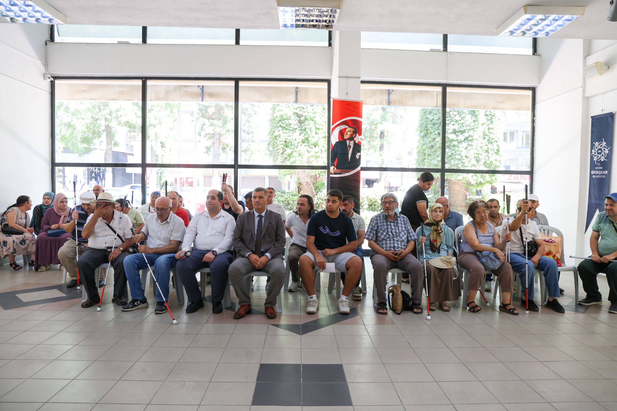 BAŞKAN ÇERÇİOĞLU’NDAN GÖRME ENGELLİ VATANDAŞLARA BEYAZ BASTON DESTEĞİ