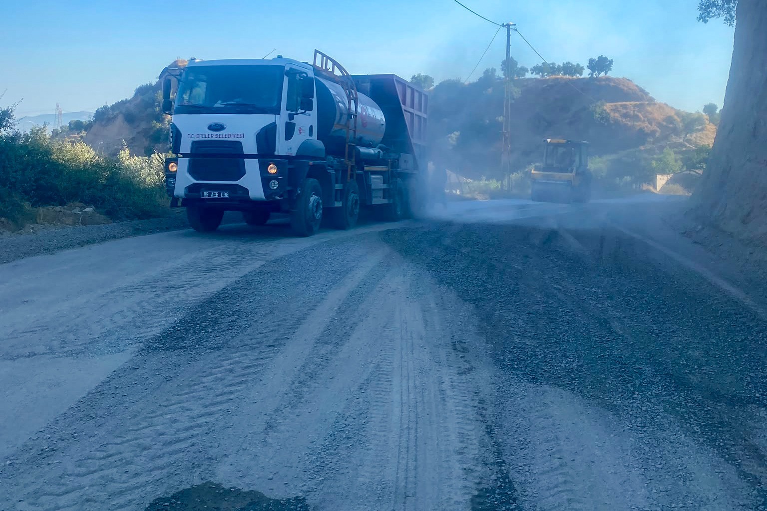 Efeler’de yol yenileme çalışmalarının yeni adresi Pınardere Mahallesi