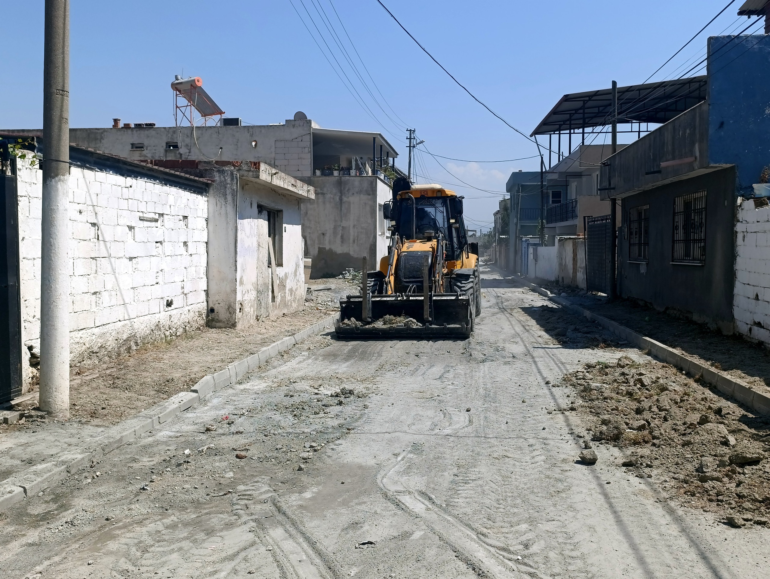 Sazlı Mahallesi’nde de yollar yenileniyor