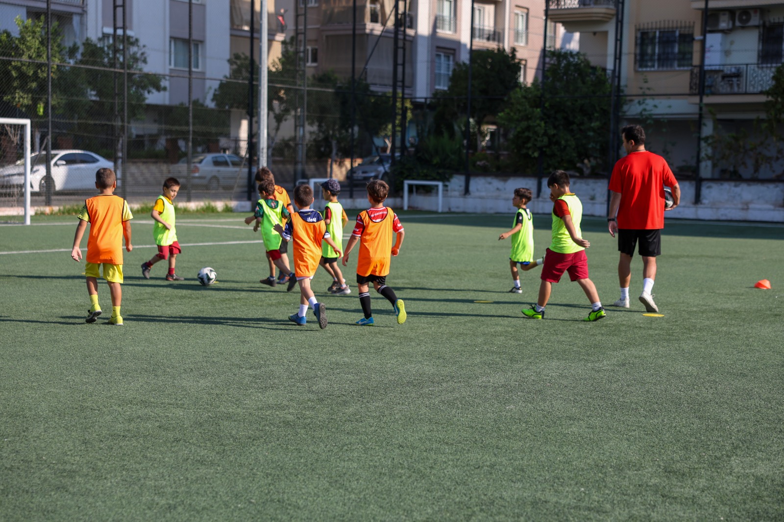 EFELER’DE GELECEĞİN YILDIZLARI MEHMET ANBARLI SPOR TESİSLERİ’NDE YETİŞİYOR