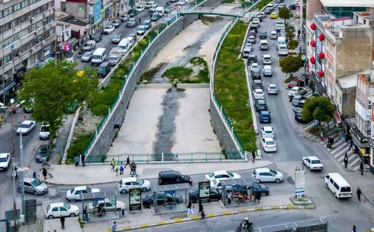 Belediye Çalışıyor, Trafik Şubesi Seyrediyor!