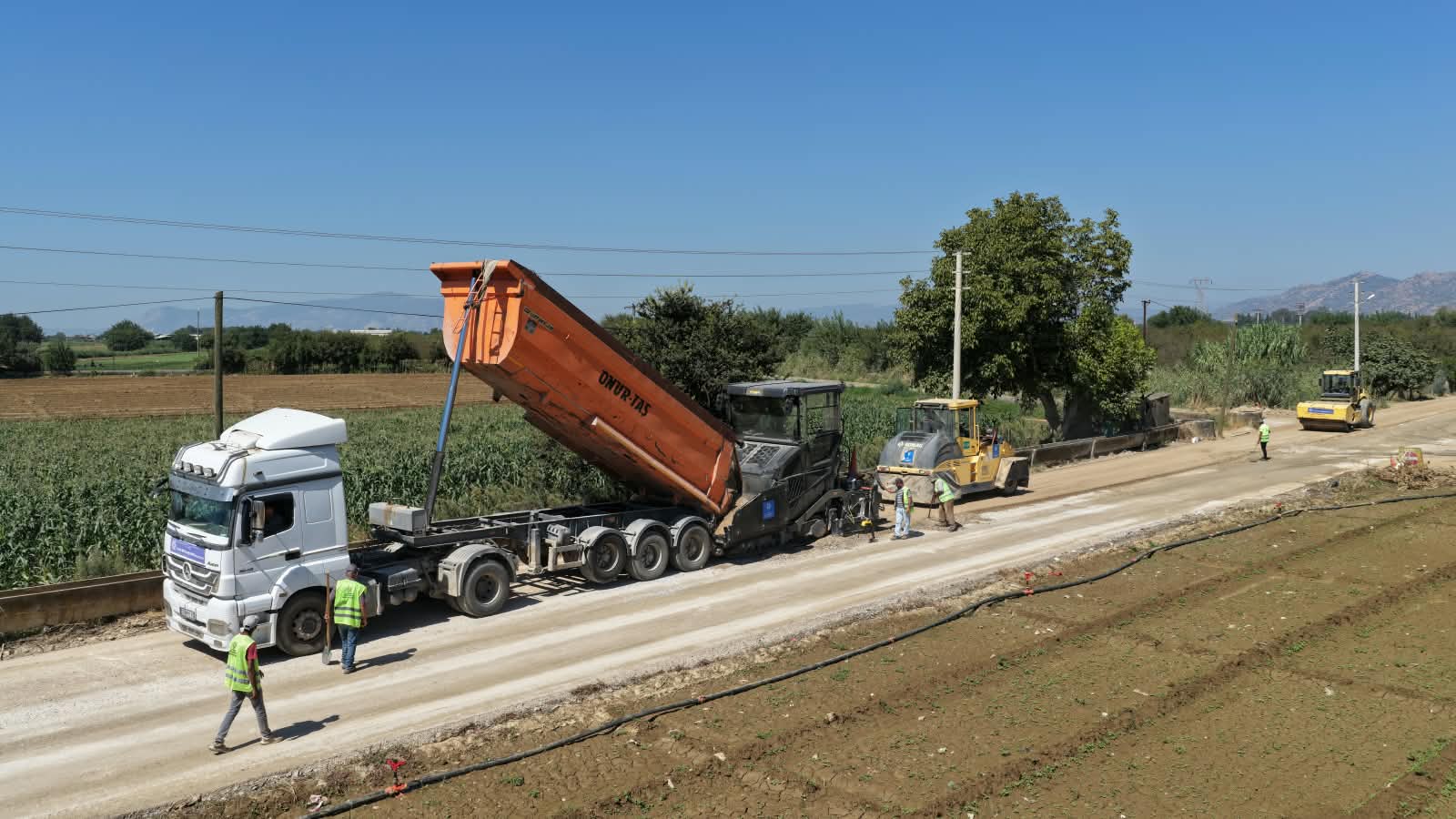 BAŞKAN ÇERÇİOĞLU KIRSAL MAHALLELERDE YOL YENİLEME ÇALIŞMALARINI SÜRDÜRÜYOR