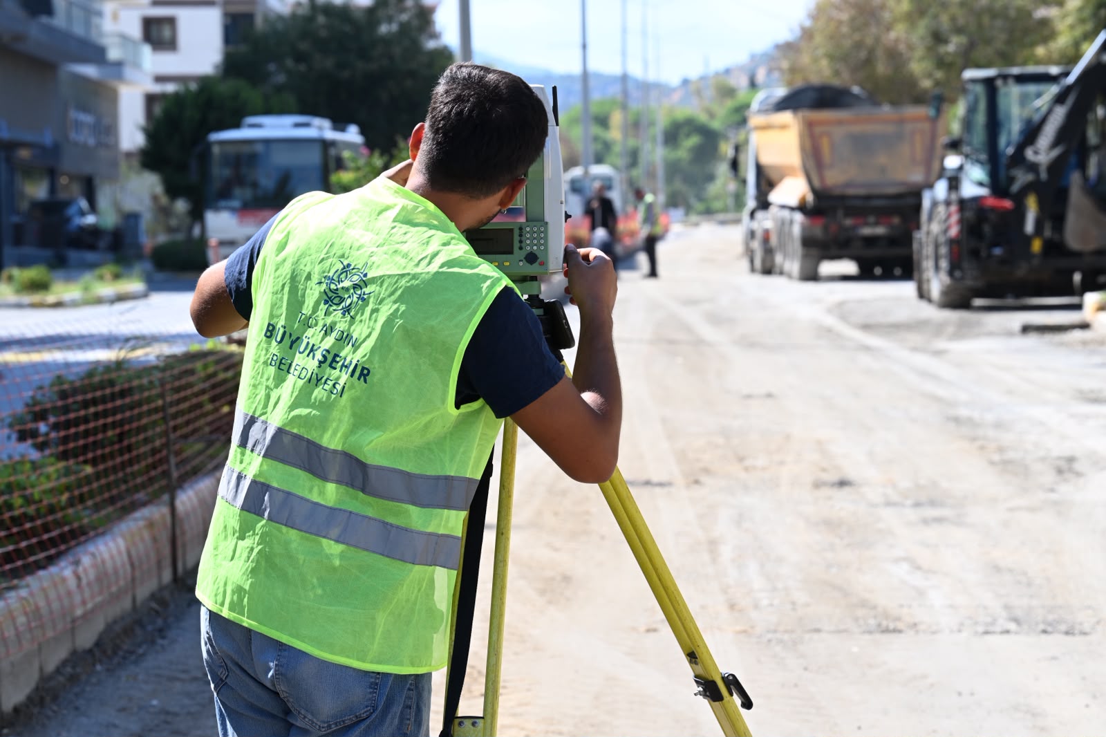 BAŞKAN ÇERÇİOĞLU’NUN ÖNCÜLÜĞÜNDE SÖKE’DE YOL YENİLEME VE ALTYAPI ÇALIŞMALARI EŞ ZAMANLI SÜRDÜRÜLÜYOR