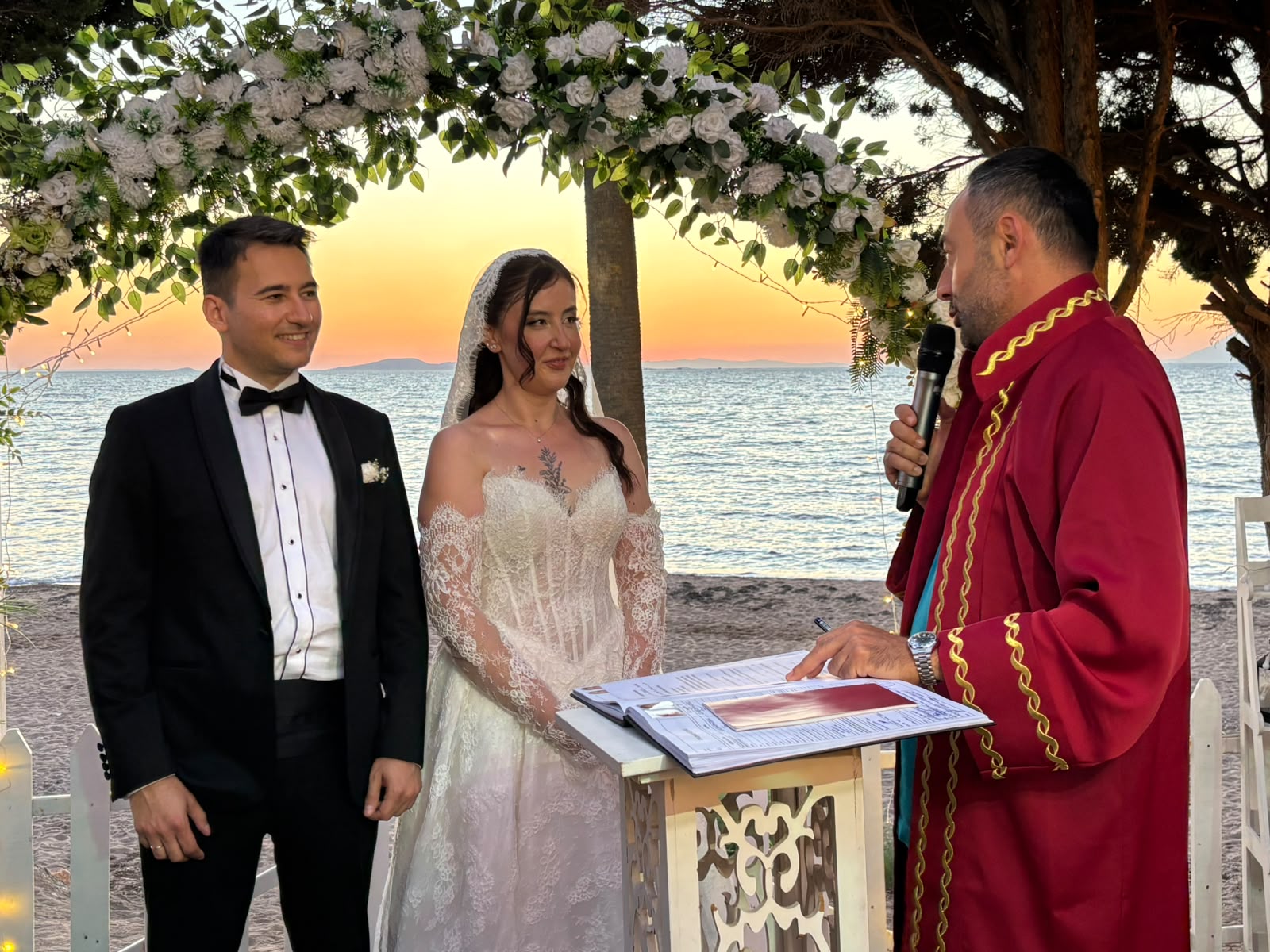 Celal Özden’in kızı Duygu dünyaevine girdi! Didim’de görkemli düğün