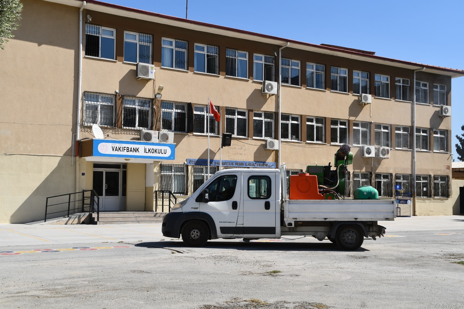 SÖKE BELEDİYESİ’NDEN EĞİTİM YILI ÖNCESİ OKULLARDA KAPSAMLI İLAÇLAMA ÇALIŞMASI