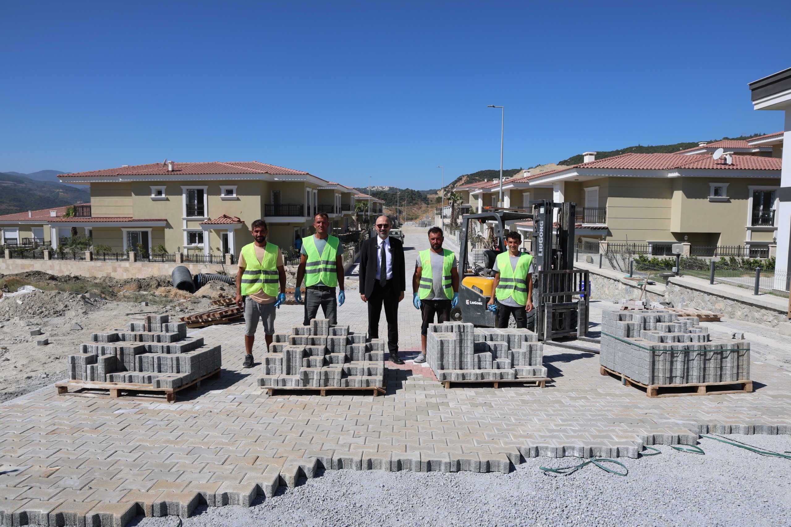 SÖKE’DE YOL HAMLESİ SÜRÜYOR; BAŞKAN ARIKAN ÖNDERLİĞİNDE 100 BİN METREKAREYE YAKIN PARKE DÖŞENDİ