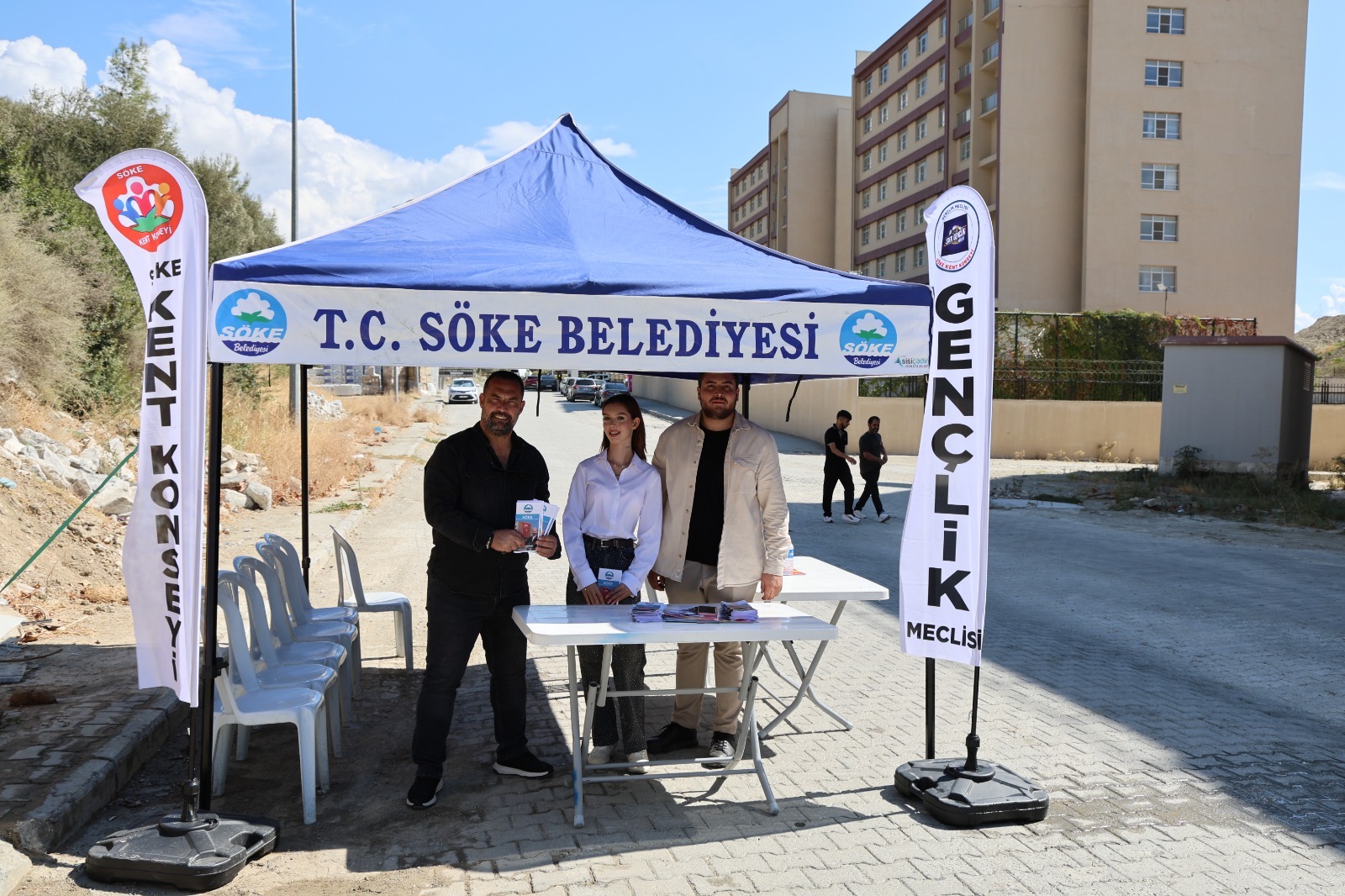 ÜNİVERSİTELİ GENÇLER SÖKE’DE DAYANIŞMA STANDI İLE KARŞILANIYOR
