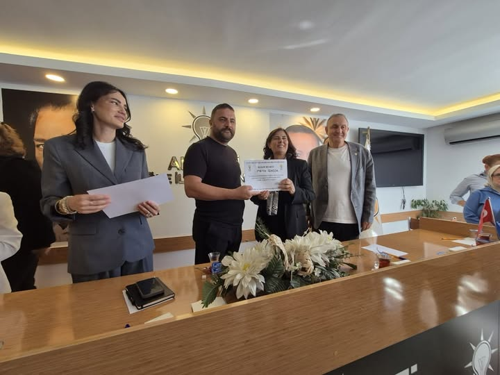 Metin Gürbüz’den üye başarısı: Belgesini Çerçioğlu’nun elinden aldı