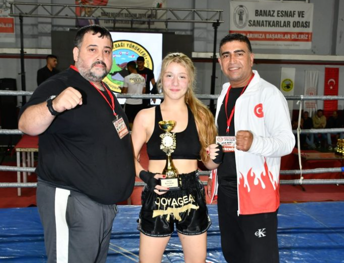 SÖKELİ DEFNE GÜL, BANAZ’DAN KUPAYLA DÖNDÜ