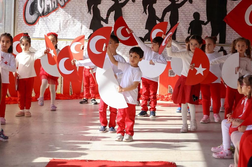 BAŞKAN YETİŞKİN’DEN EFELER’DE CUMHURİYET BAYRAMI ŞÖLENİ