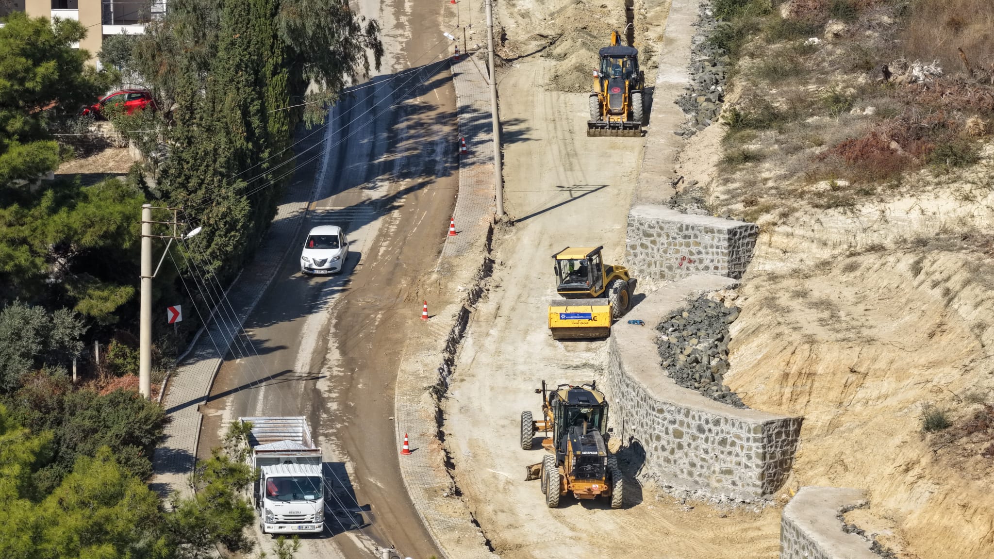 BAŞKAN ÇERÇİOĞLU’NDAN KUŞADASI’NDA YOL YENİLEME VE GÜÇLENDİRME ÇALIŞMASI