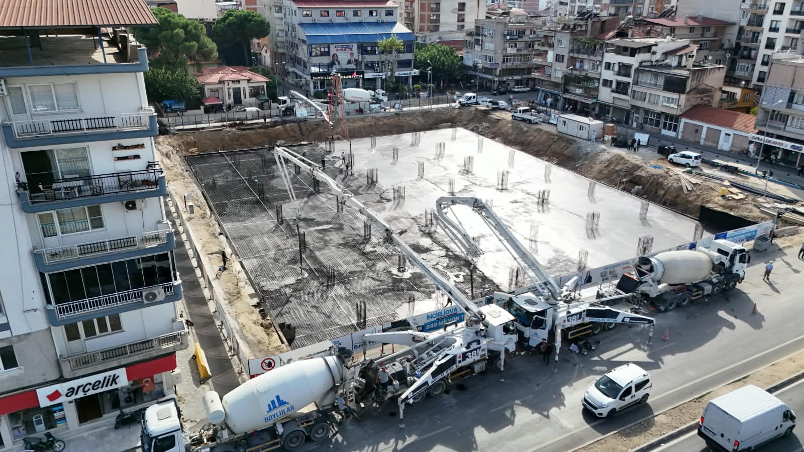 BAŞKAN ÇERÇİOĞLU’NUN İNCİRLİOVA’YA KAZANDIRACAĞI CUMHURİYET MEYDANI VE YERALTI OTOPARKI PROJESİNDE ÇALIŞMALAR SÜRÜYOR