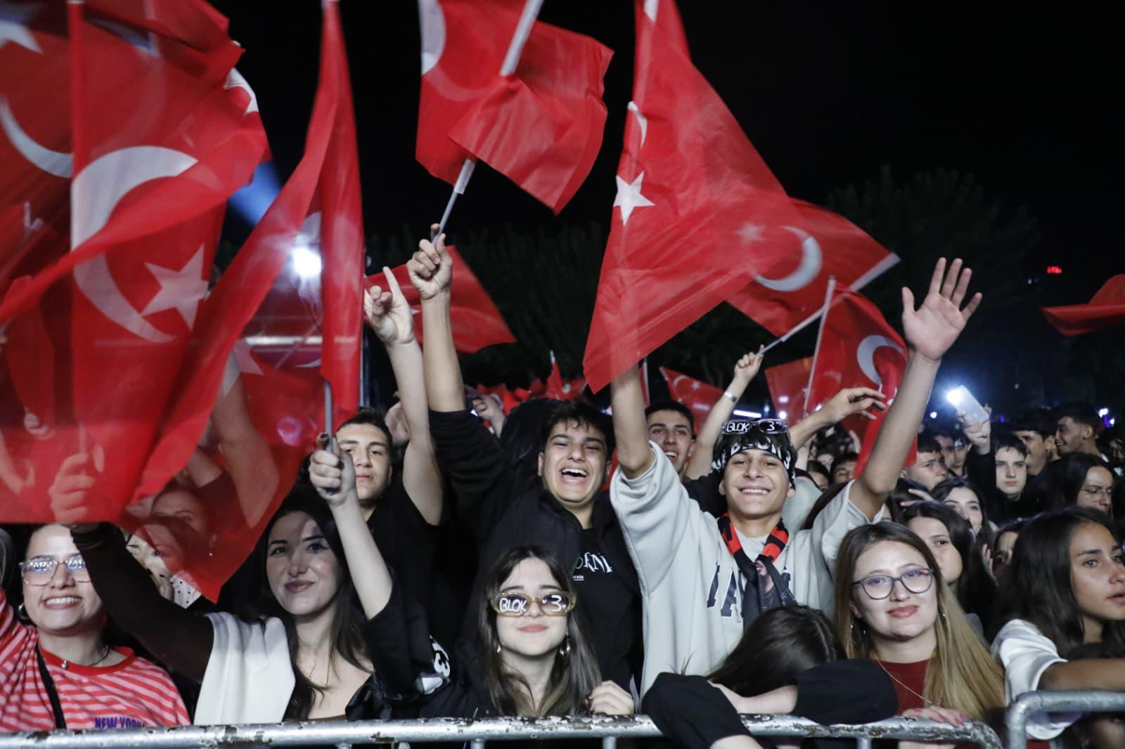 AYDINFEST GENÇLİK FESTİVALİ’NİN İLK GÜNÜNDE 70 BİN AYDINLI DOYASIYA EĞLENDİ