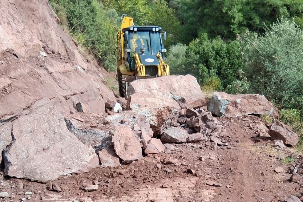 EFELER BELEDİYESİ’NDEN KAPANAN YOLLARA HIZLI MÜDAHALE