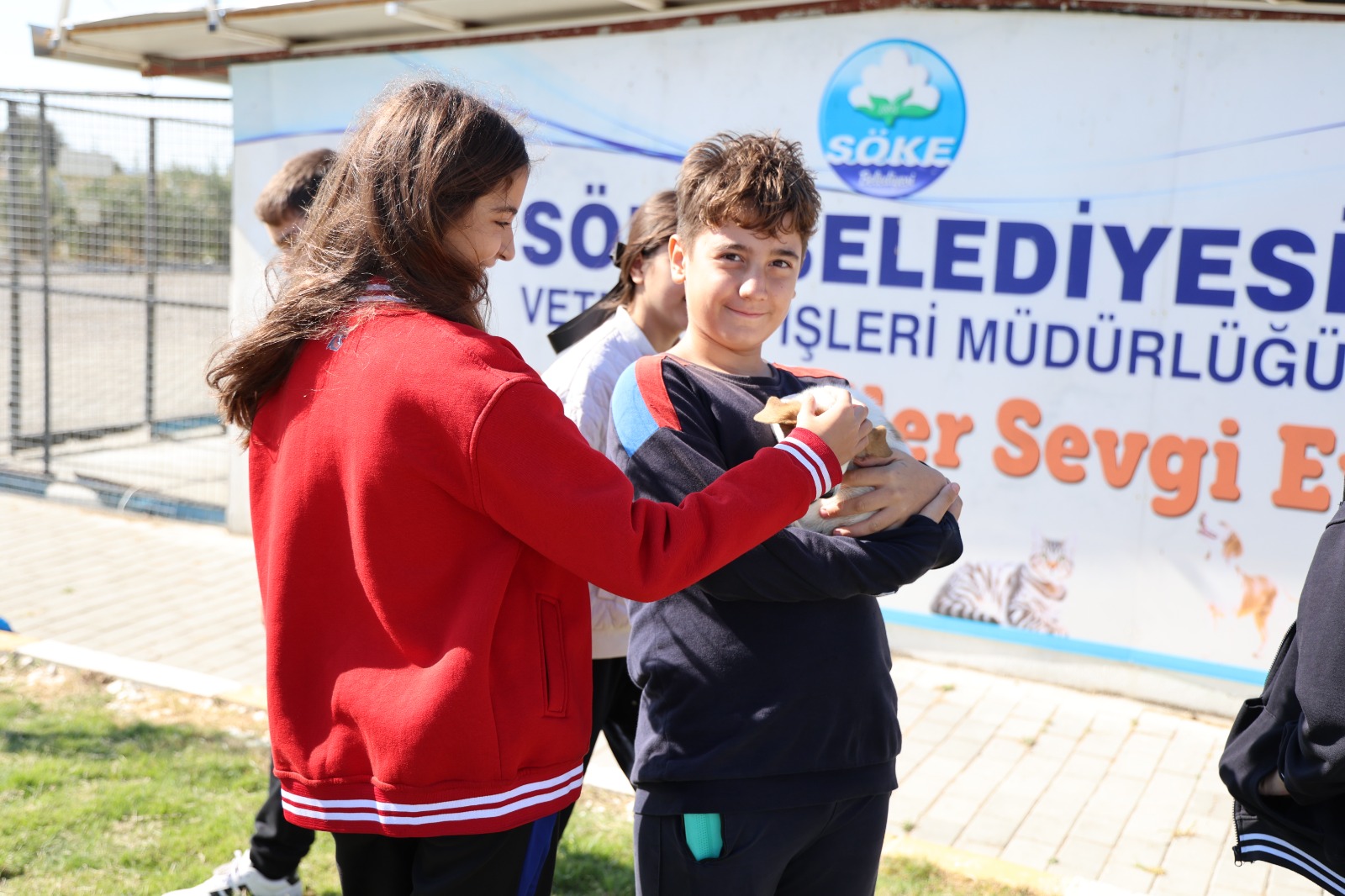 MİNİK ÖĞRENCİLERDEN SEVİMLİ PATİLER’E ANLAMLI ZİYARET