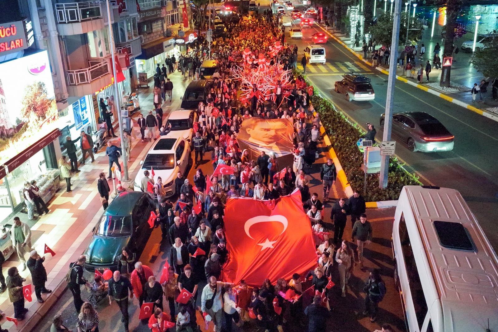 EFELER’DE CUMHURİYET YÜRÜYÜŞÜ’NE BİNLER AKIN ETTİ