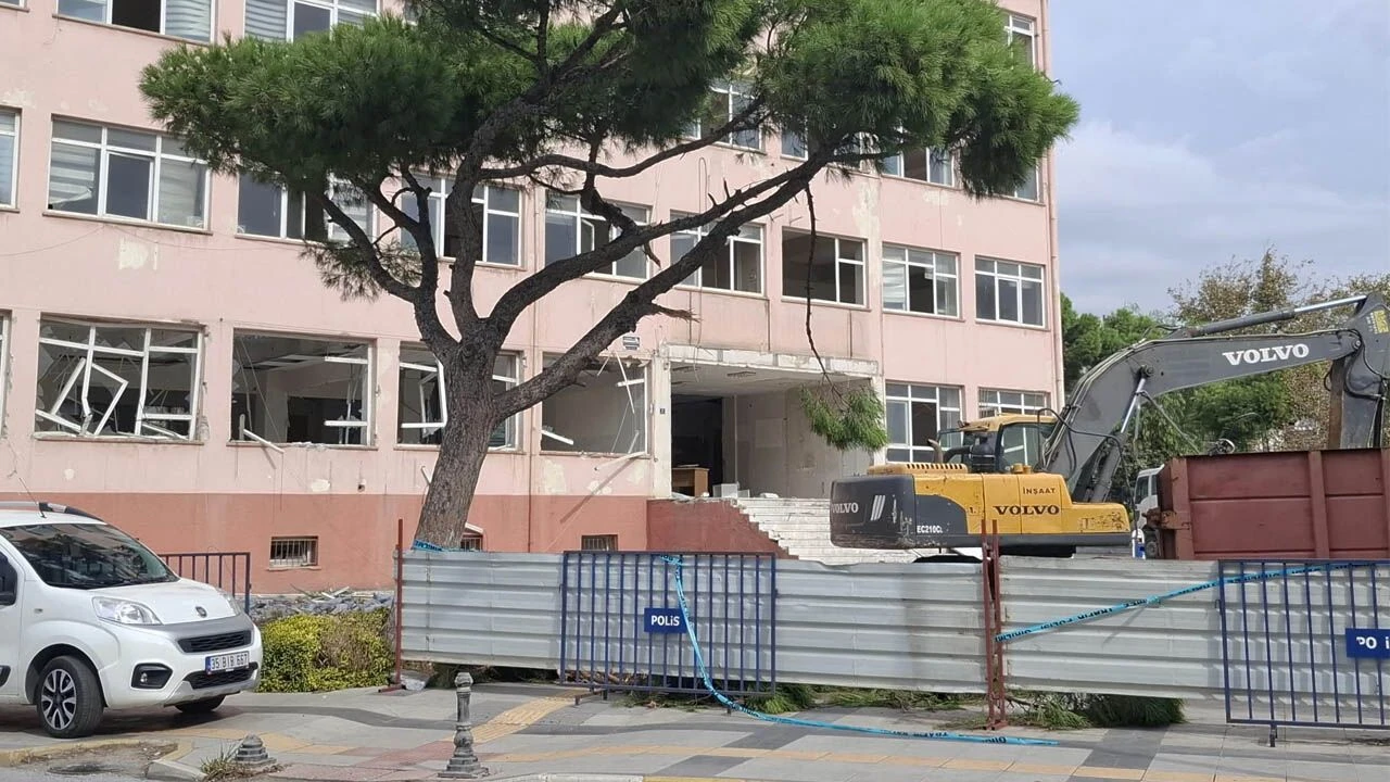 Söke’de Eski Hükümet Konağı Yıkılıyor: Gözler Meydan Projesinde